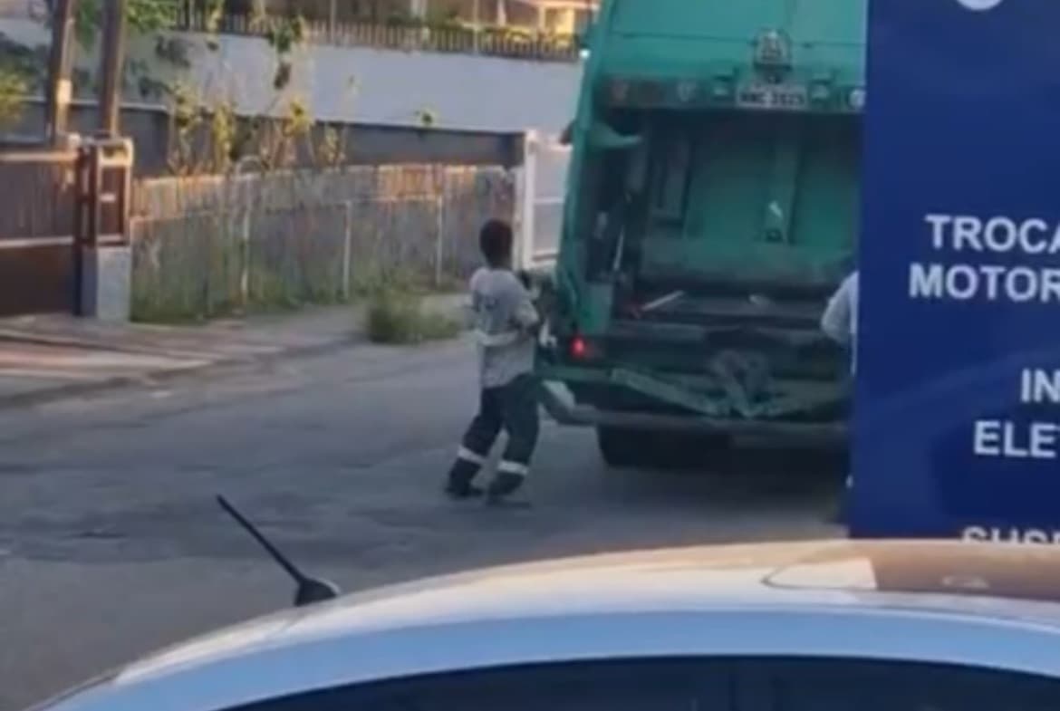 “Passinho da limpeza”: Gari dançarino vira sucesso nas ruas de SC e encanta moradores