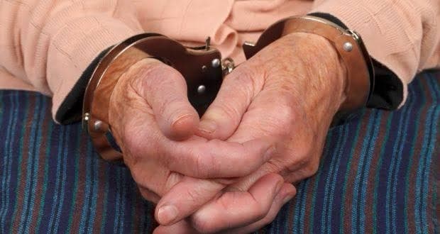 Idoso é preso após se masturbar para mulheres em plena luz do dia em Blumenau