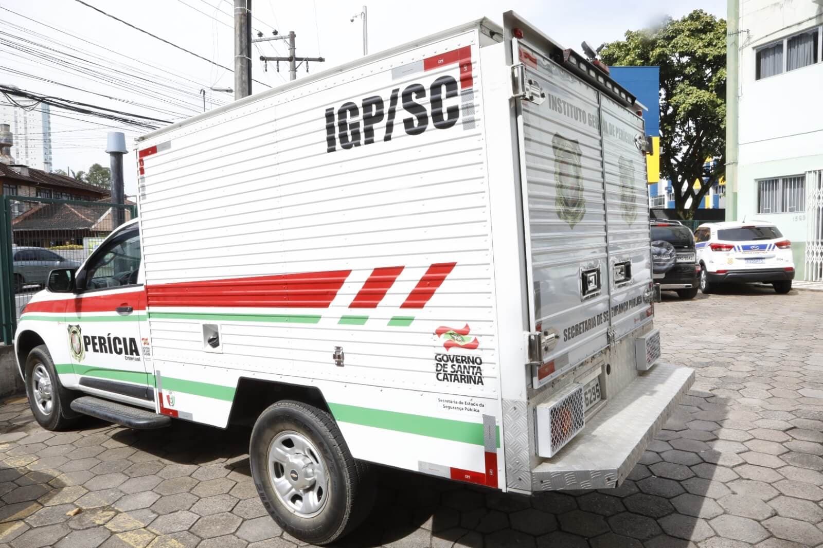 Mulher grita por socorro, entra em terreno com homem e é achada carbonizada horas depois