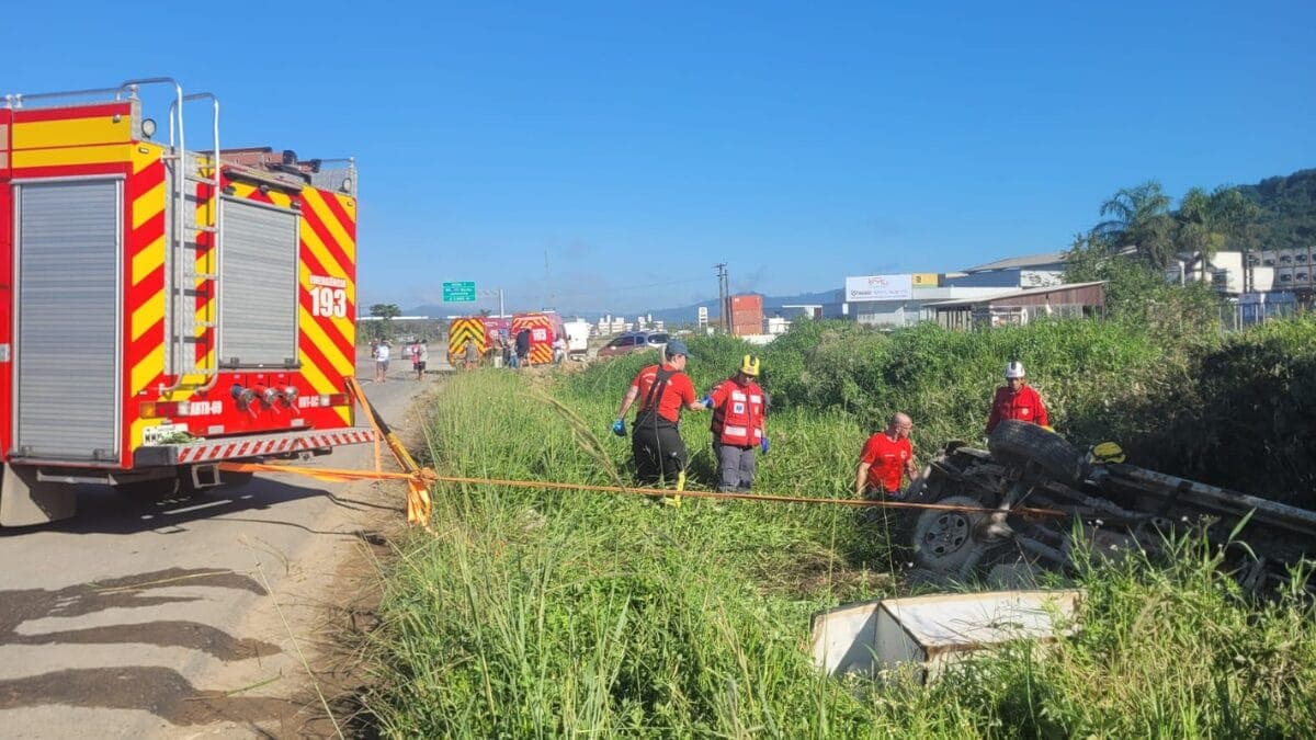 Mulher morre após capotamento de veículo na BR-470, em Navegantes