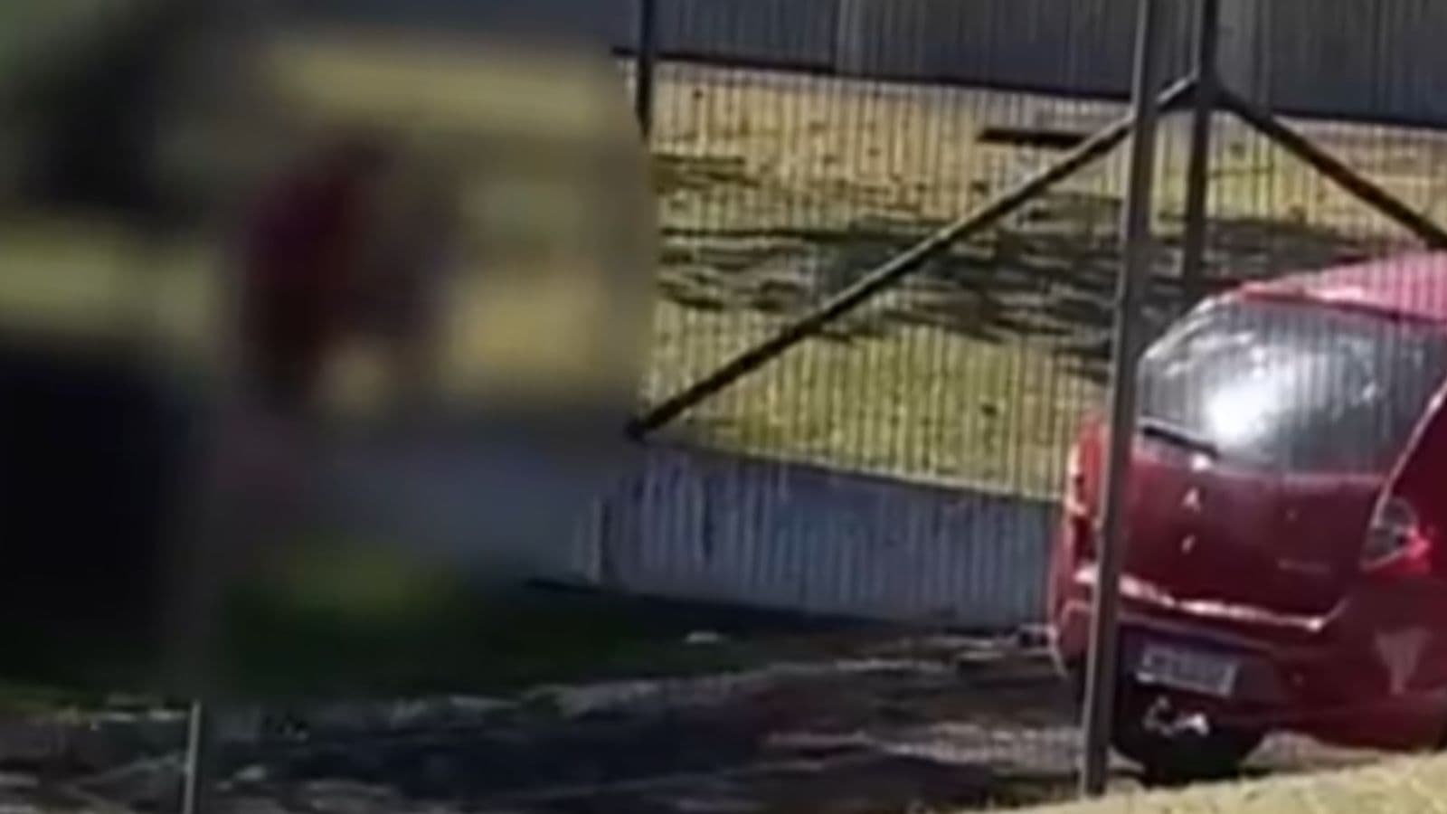 Criança é resgatada chorando após ser encontrada sozinha em pátio de escola em SC