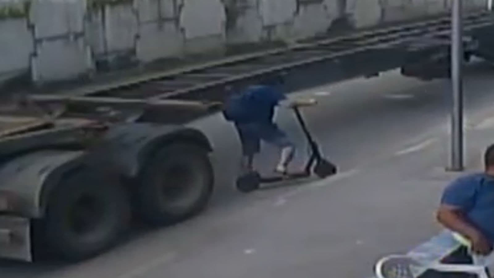Professor se desequilibra de patinete elétrico e morre atropelado por caminhão no PR