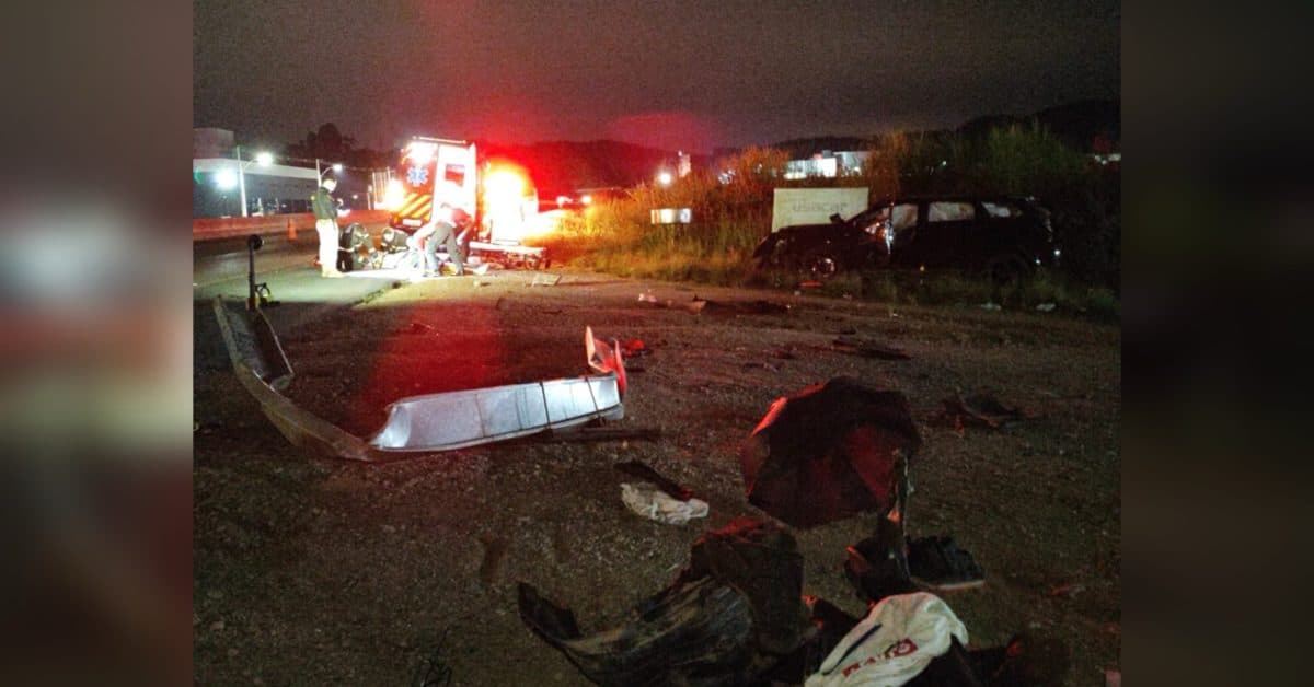 Capotamento violento na BR-470 deixa motorista ferido e destroços espalhados