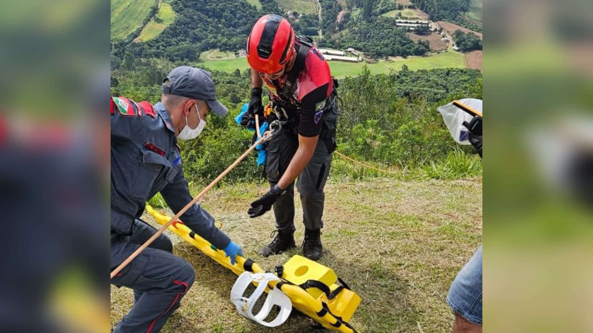 Parapente cai logo após decolar e passageira é retirada de ribanceira com suspeita de lesão