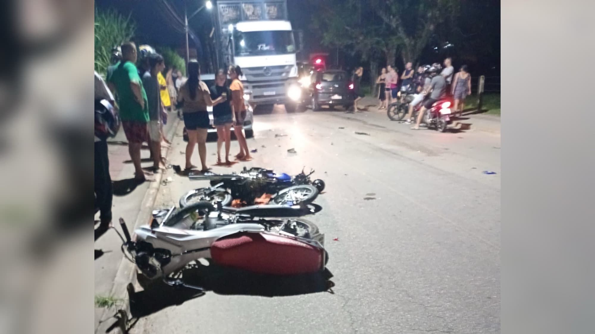 Após colisão violenta, motociclistas são socorridos com fraturas em São João Batista