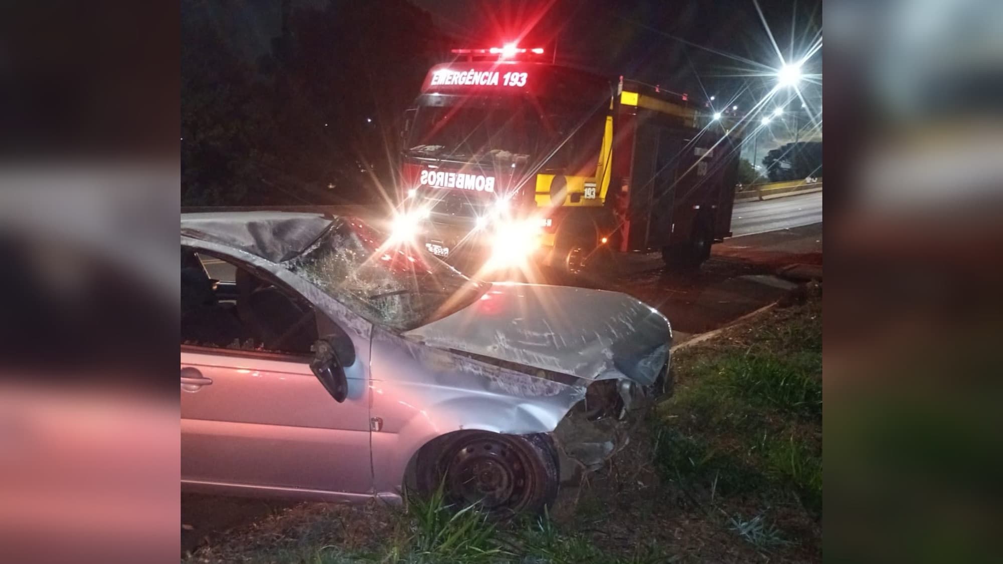 Jovem perde o controle e bate em barranco na BR-116; casal sai gravemente ferido