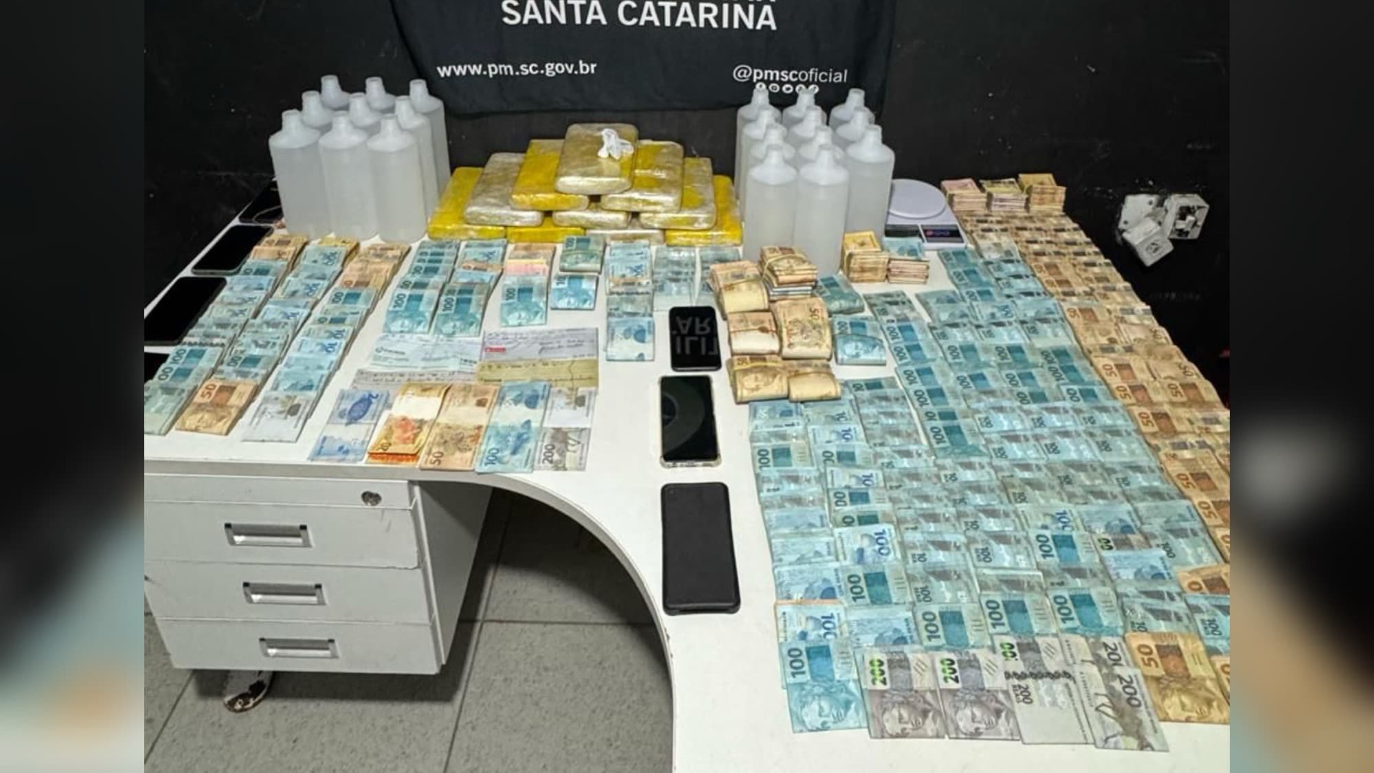 Traficantes criam esconderijo secreto em carros e polícia descobre R$ 298 mil e 10 kg de cocaína em SC