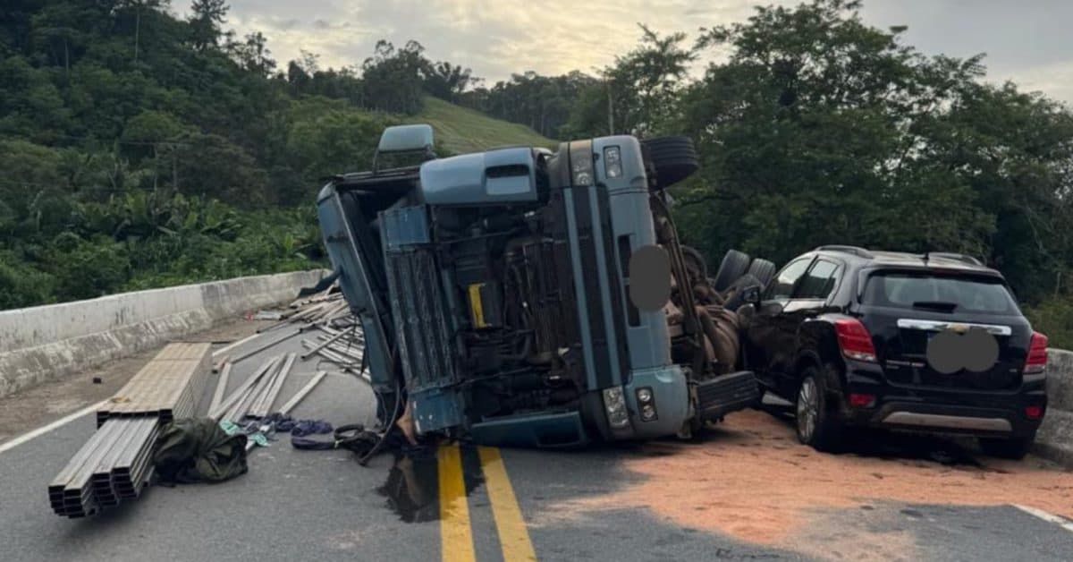 Carreta tomba e bloqueia BR-470 em Rodeio após colisão com três carros