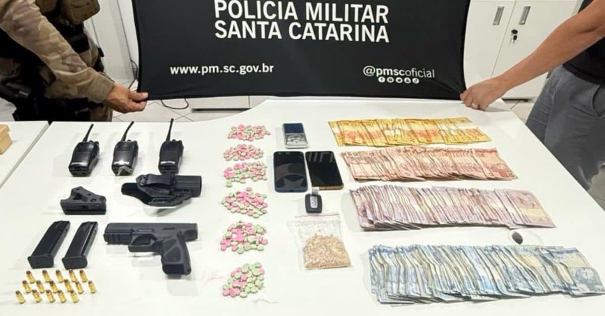 Traficante é preso com drogas, dinheiro e pistola furtada em São José