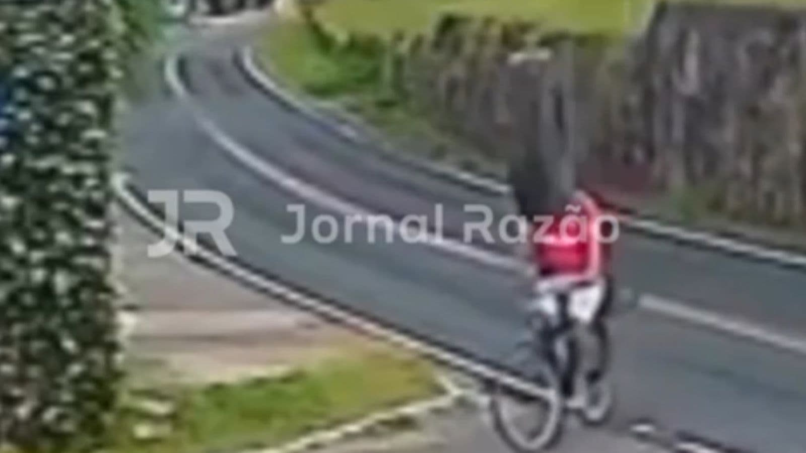 “Milagre”: Pneu de carreta se solta e quase acerta cabeça de ciclista em Santa Catarina