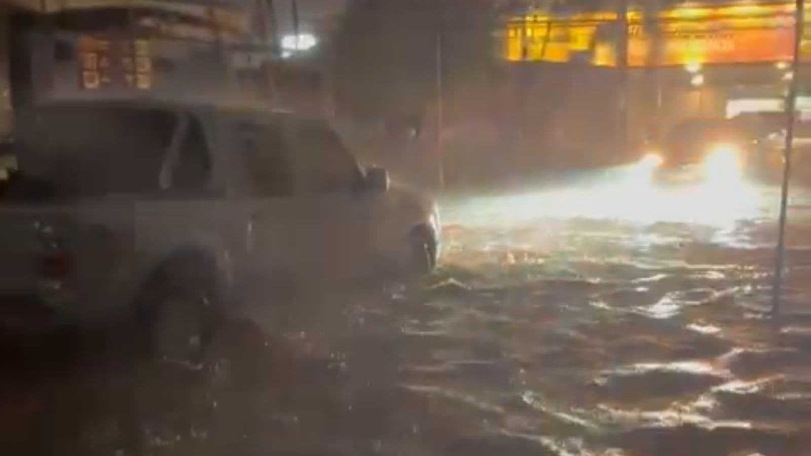 Chuva forte provoca alagamentos em ruas de cidades do Litoral de Santa Catarina