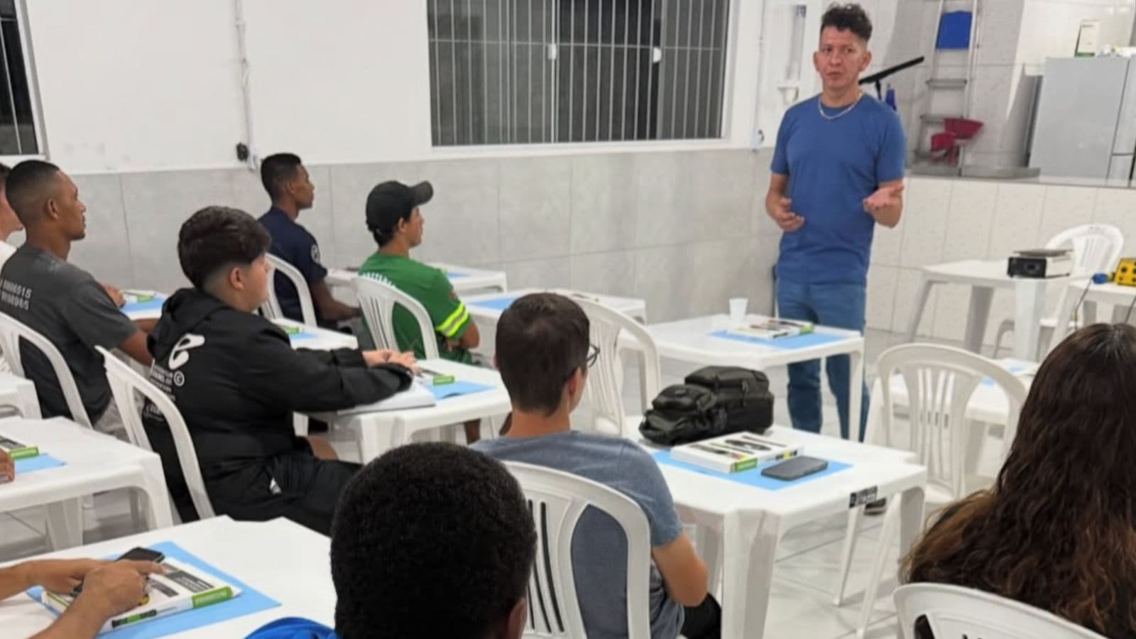 Moradores de Itapema participam de curso gratuito de manutenção de celulares