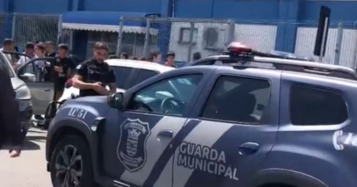 Homem com arma de airsoft é flagrado em frente de escola e mobiliza Guarda Municipal em BC
