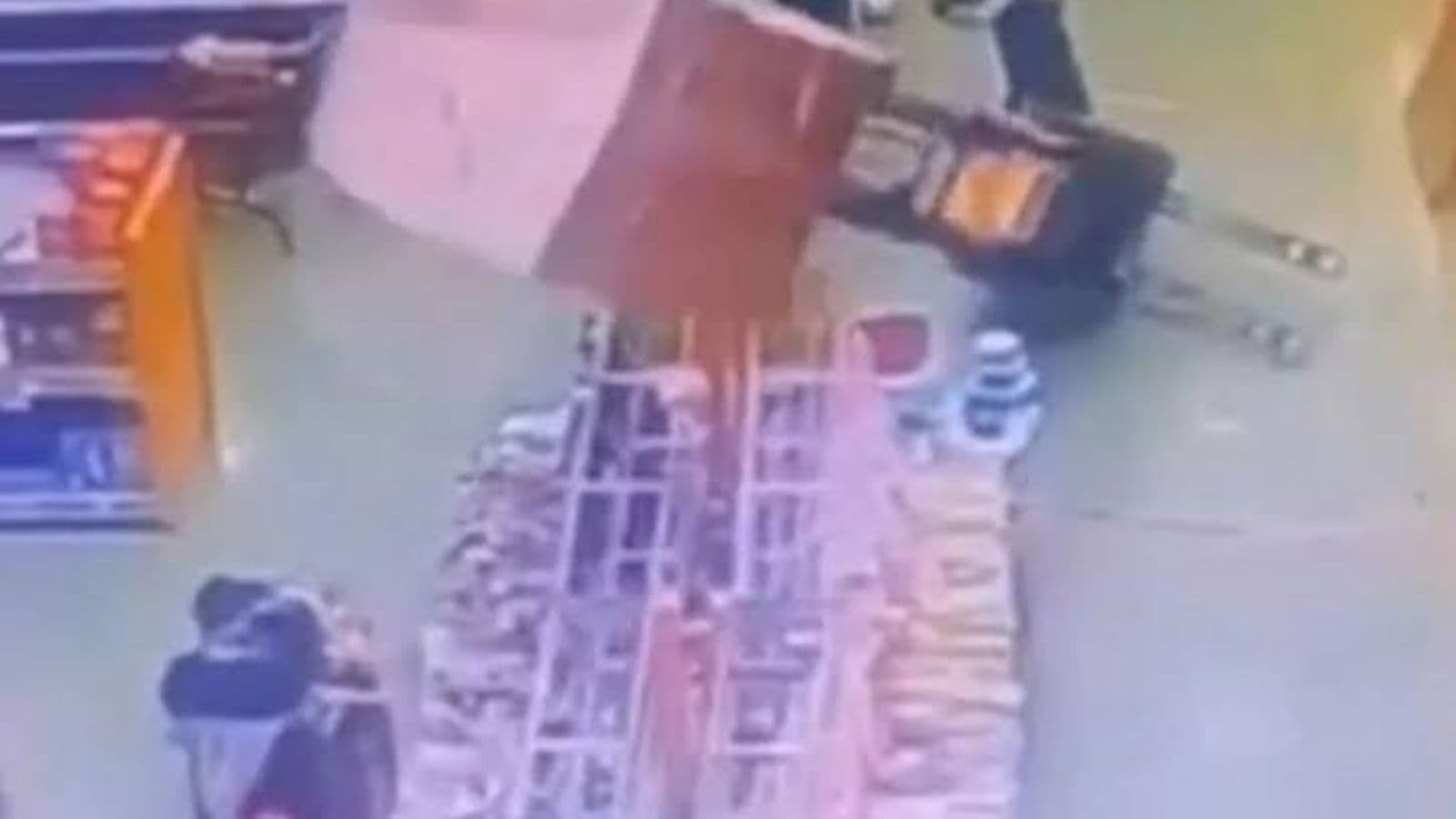 VÍDEO: cliente é atingida por carregamento de leite condensado 