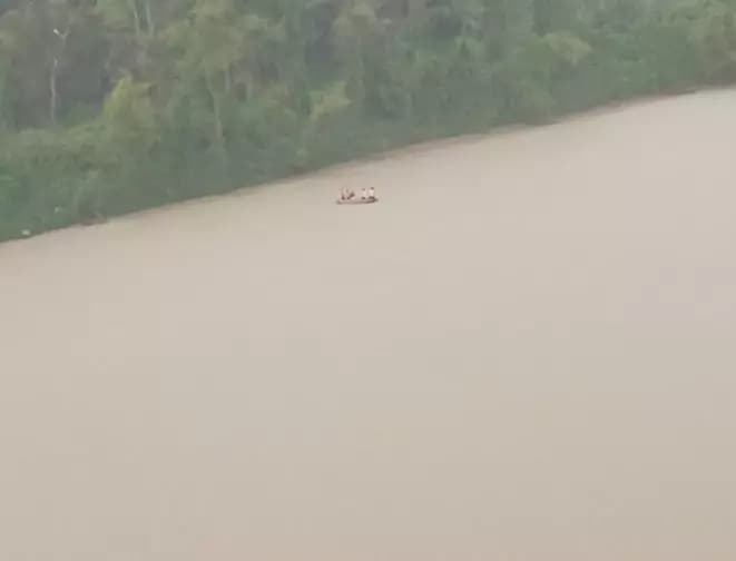 Bombeiros resgatam jovens em embarcação no Rio Itajaí-Açu
