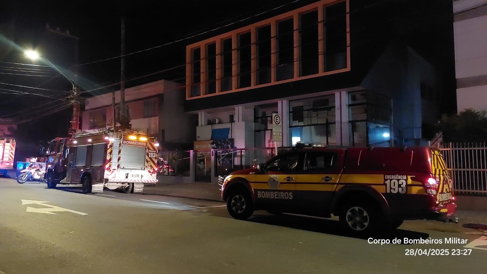 Incêndio assusta moradores e atinge escola tradicional em Blumenau à noite
