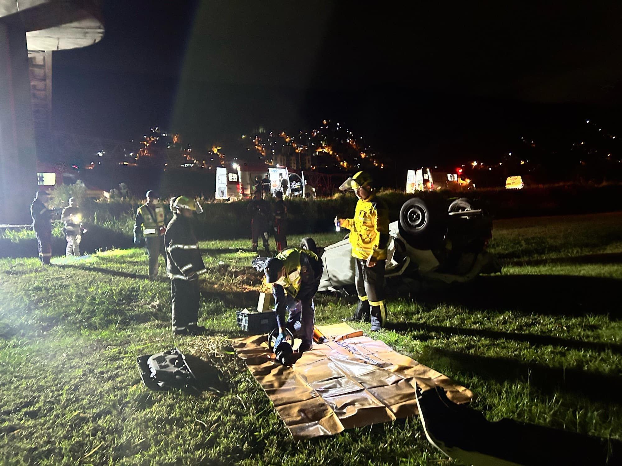 Passageira é lançada para fora de carro e morre na hora após batida brutal em Florianópolis