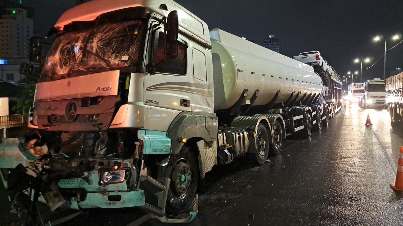 Engavetamento entre carretas interdita BR-101 em Itapema