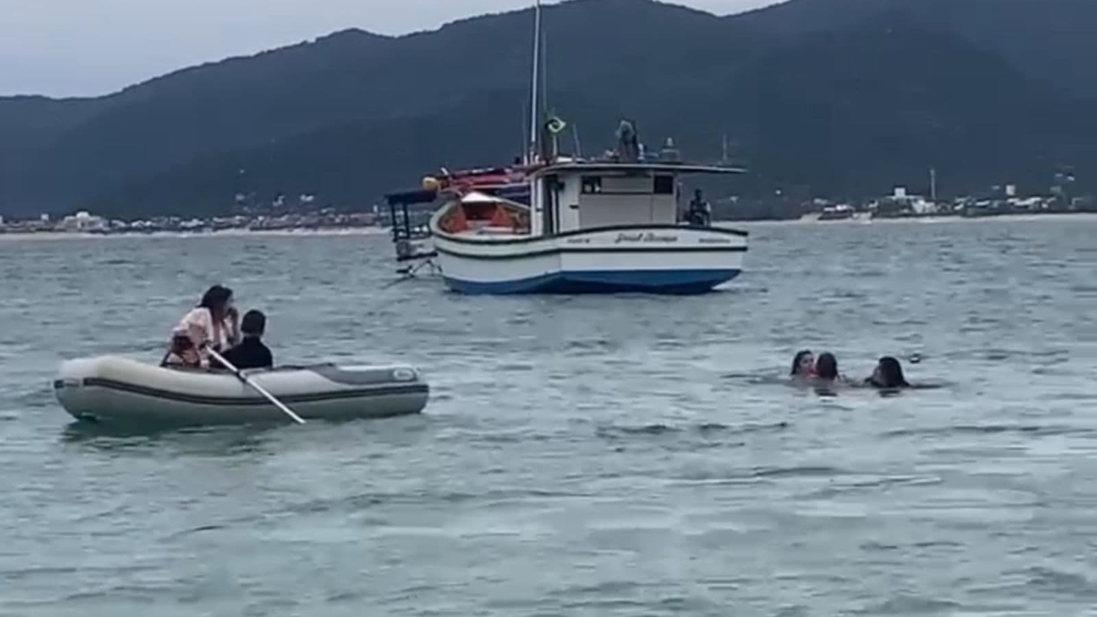 Três embarcações colidem em alto-mar e mobilizam bombeiros em Florianópolis