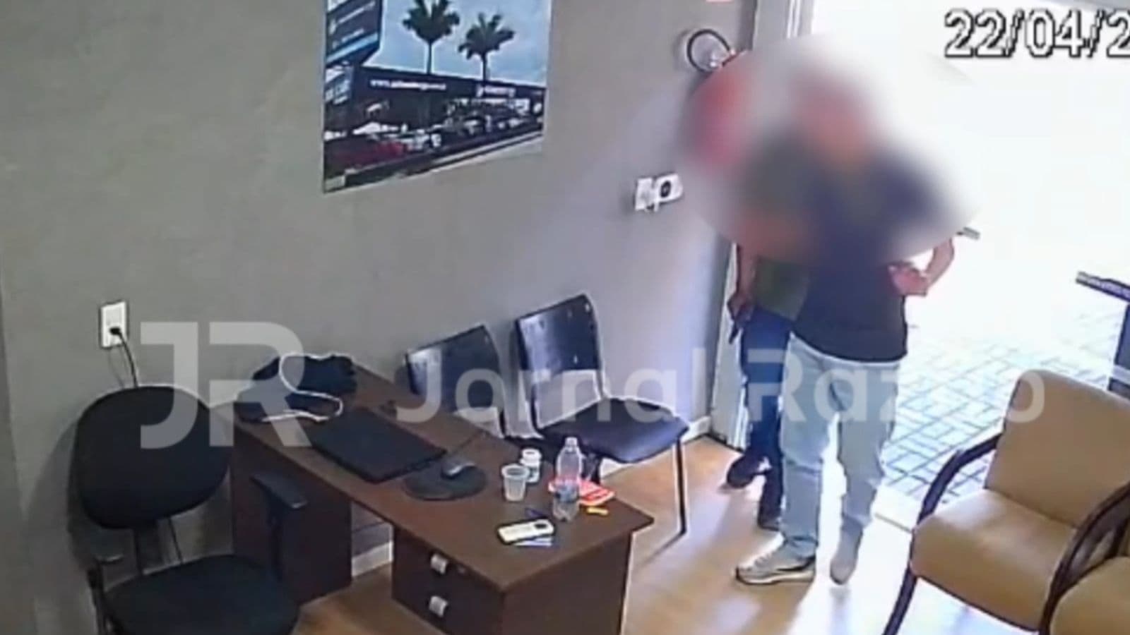 Criminosos armados amarraram trabalhadores e levaram caminhonetes de loja em SC, segundo a polícia