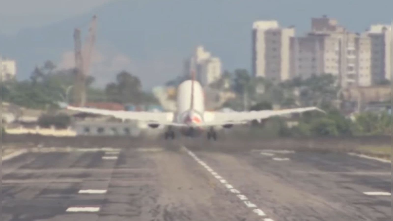 Cheiro estranho em cabine revela pássaro preso na turbina de avião que saiu de SC