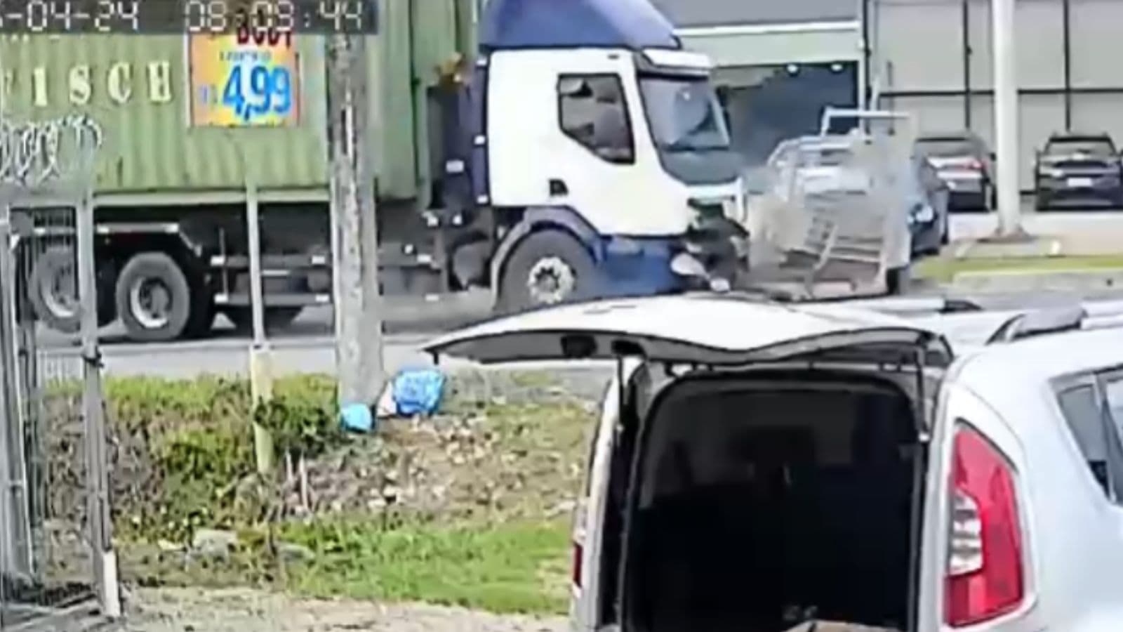 Carretinha se solta de van e acerta frente de caminhão em Santa Catarina
