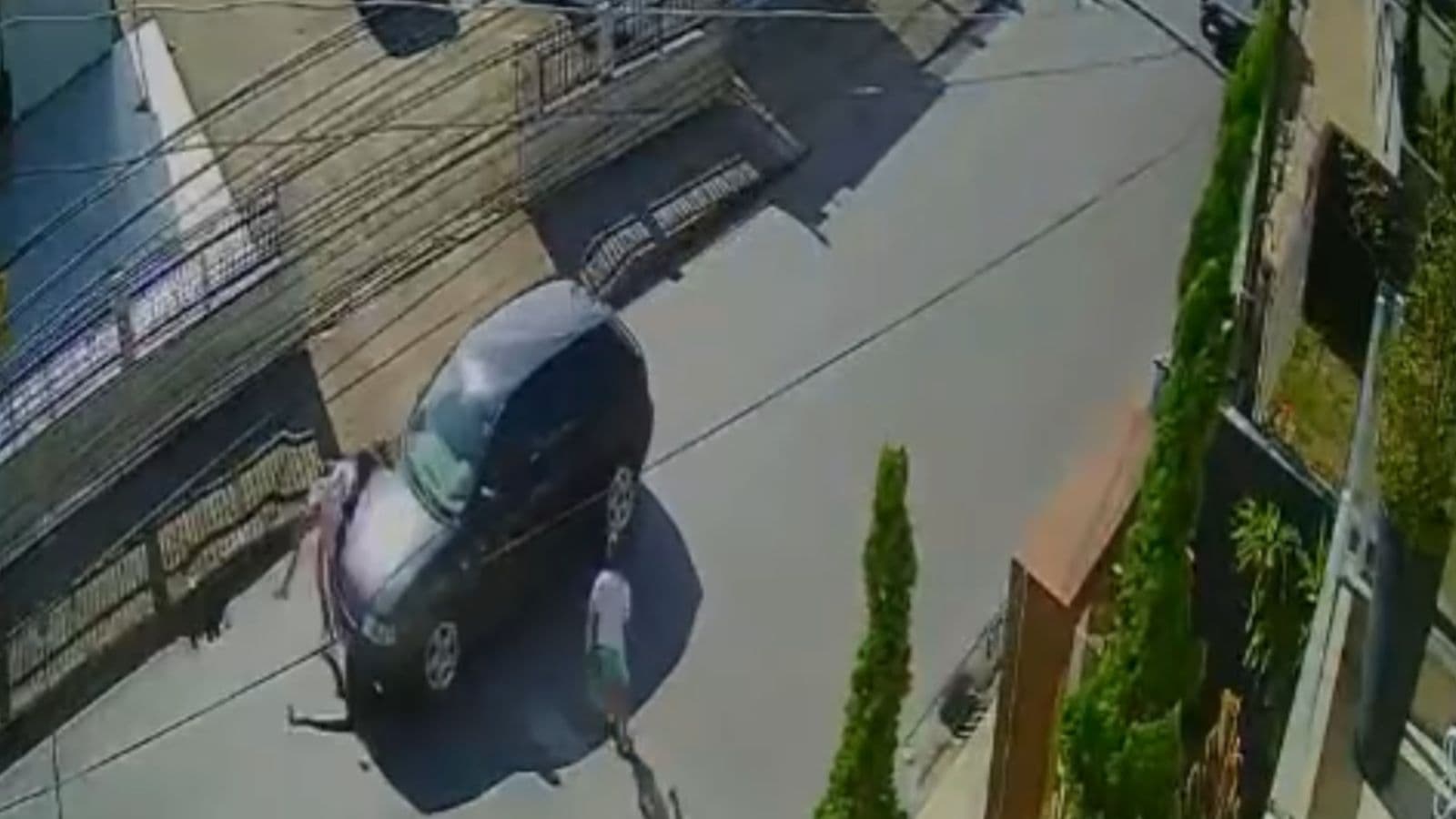 Menina de 10 anos voa após ser atropelada por veículo enquanto atravessa rua em Santa Catarina