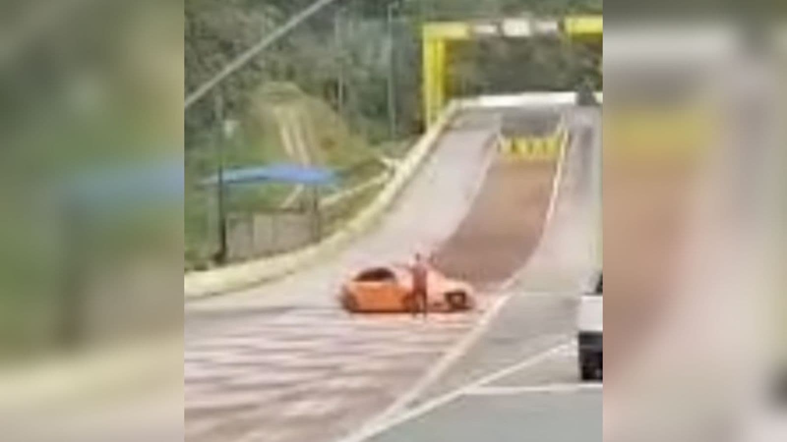 Motorista para carro na boca da saída de escape na BR-376 para tirar selfie