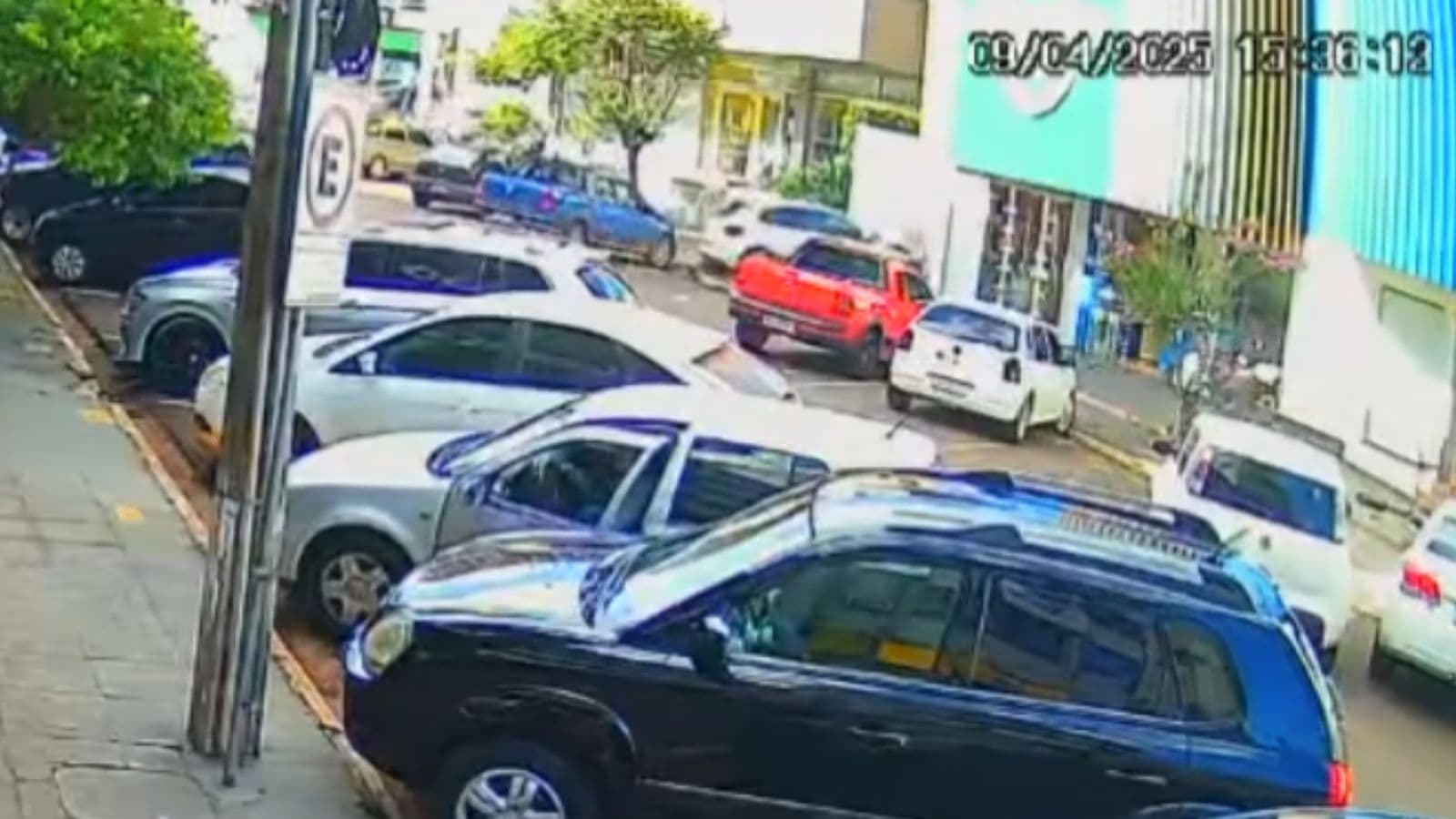 “Black Friday”: Idosa perde controle e carro vai parar dentro de loja em Santa Catarina
