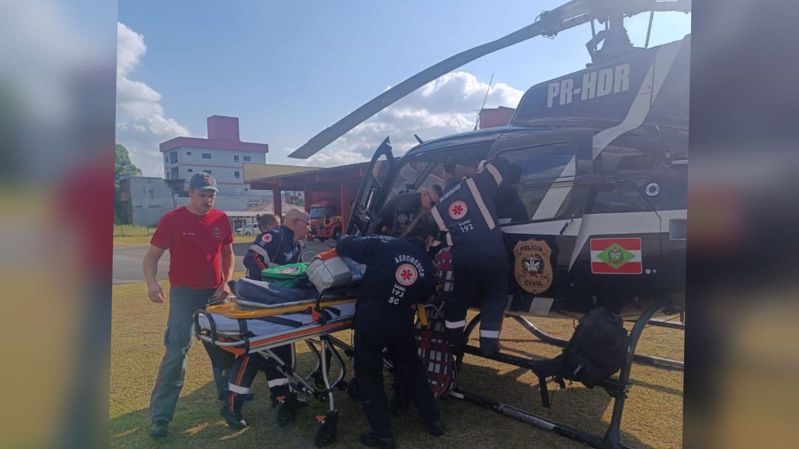 Trabalhadora é atingida por árvore enquanto dirigia trator e é resgatada de helicóptero