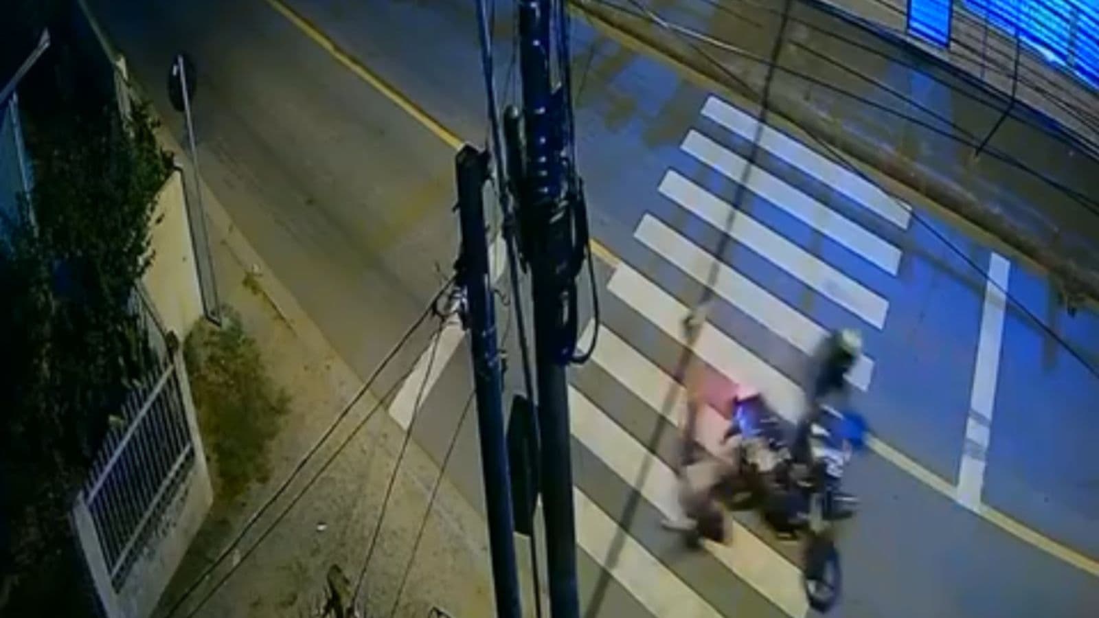 Pedestre é atropelado por motociclista e “voa longe” ao atravessar rua em Penha