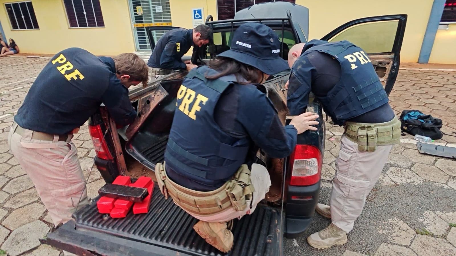 Tecnologia entrega criminosos: scanner revela maconha e espingarda em caminhonete na BR-282