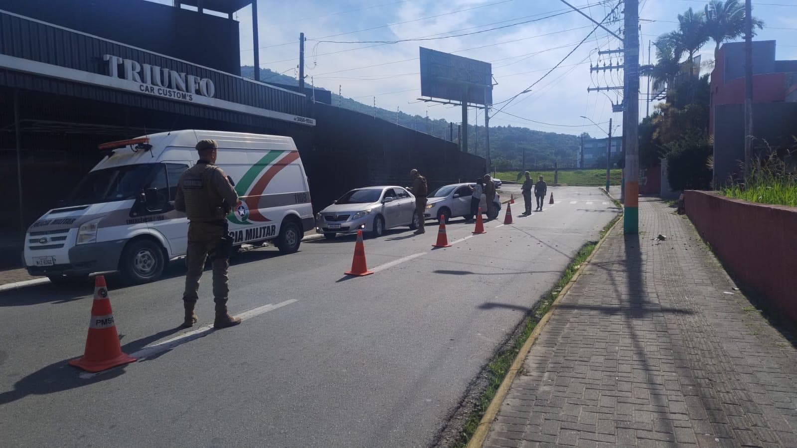 Sete motocicletas são removidas durante barreira policial em Balneário Camboriú e Camboriú