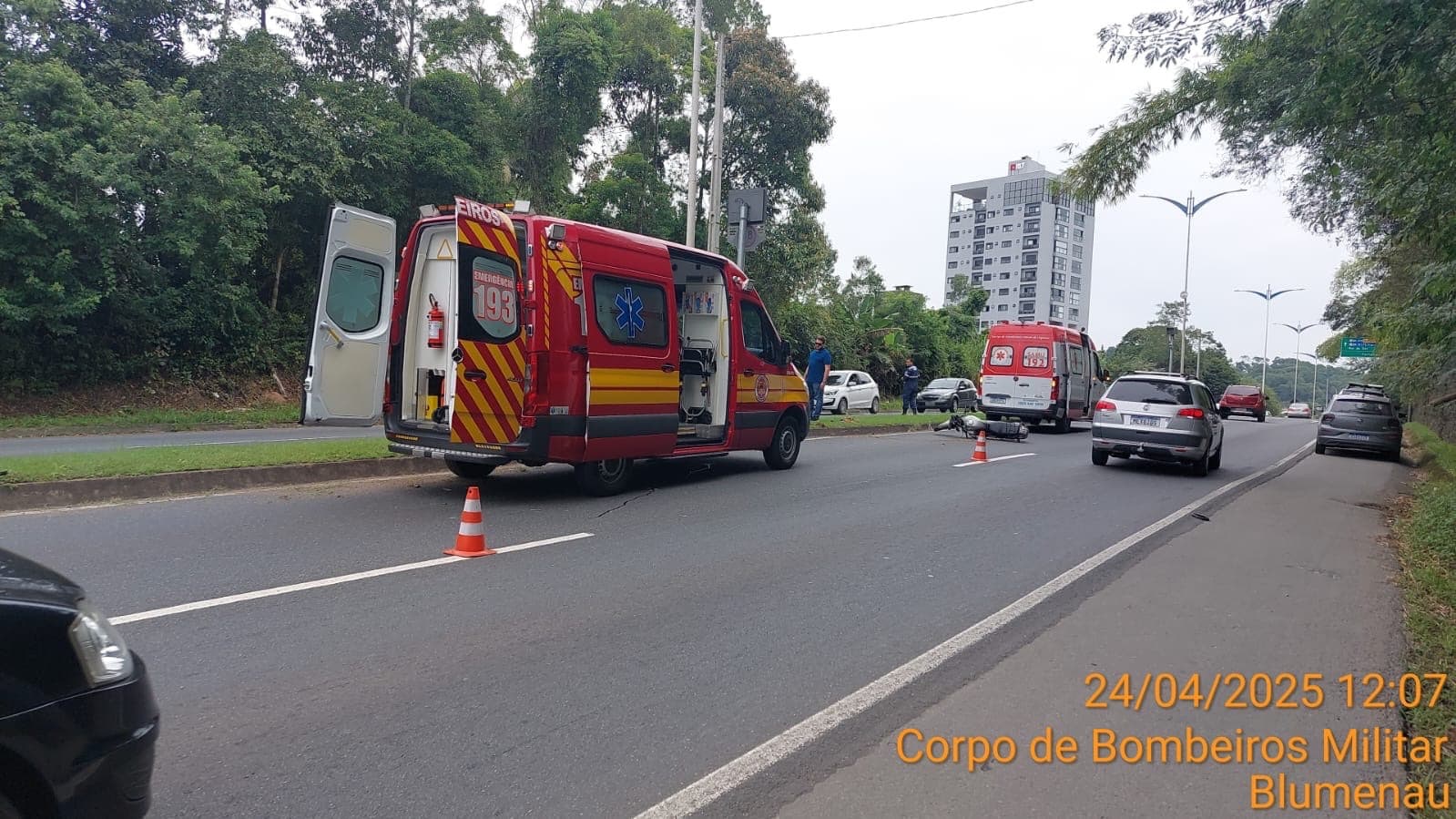 Motociclista fica ferido após bater em canteiro central na Via Expressa em Blumenau