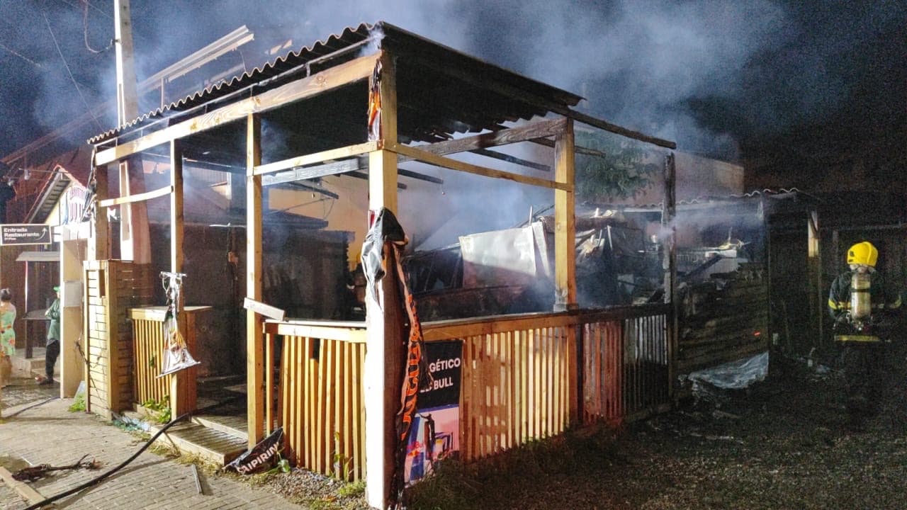Fogo toma conta de quiosque em Bombinhas e ameaça prédios vizinhos