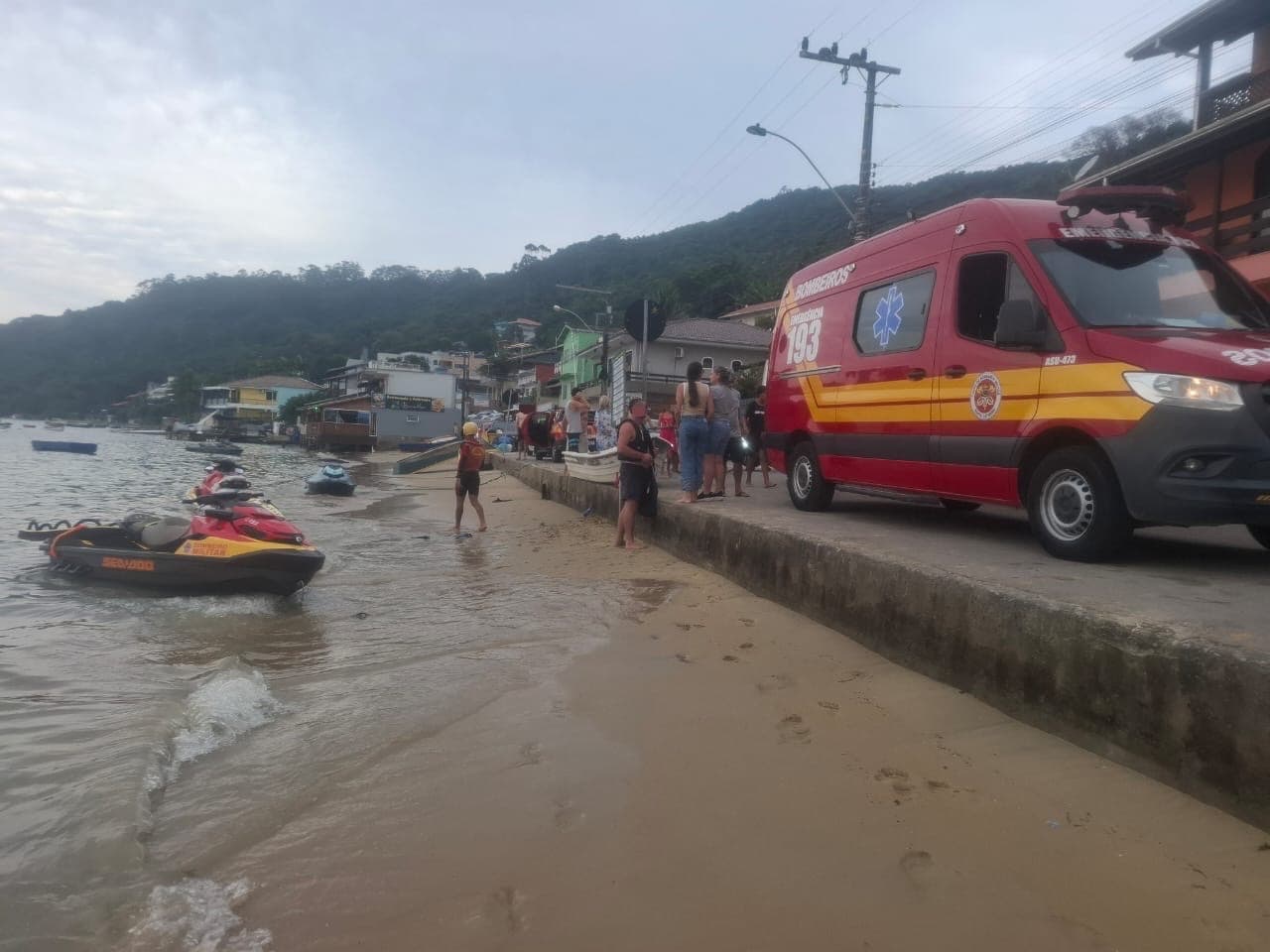 Mulher é resgatada inconsciente em embarcação no Trapiche do Araçá, em Porto Belo