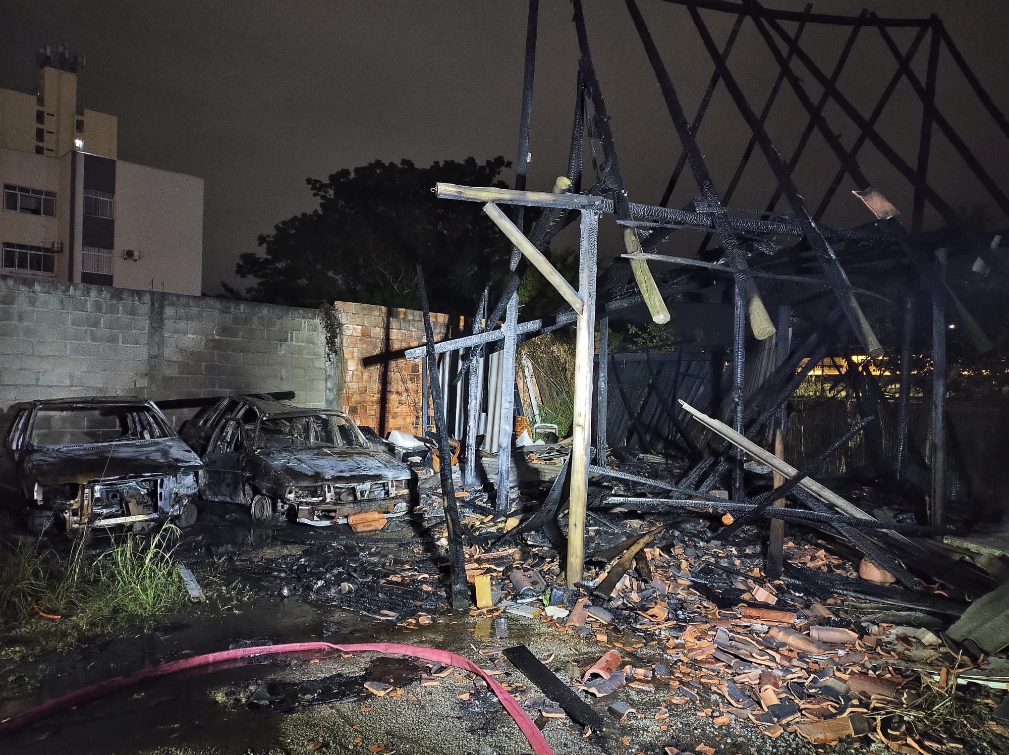 Fogo toma conta de oficina desativada em São José e consome tudo em minutos