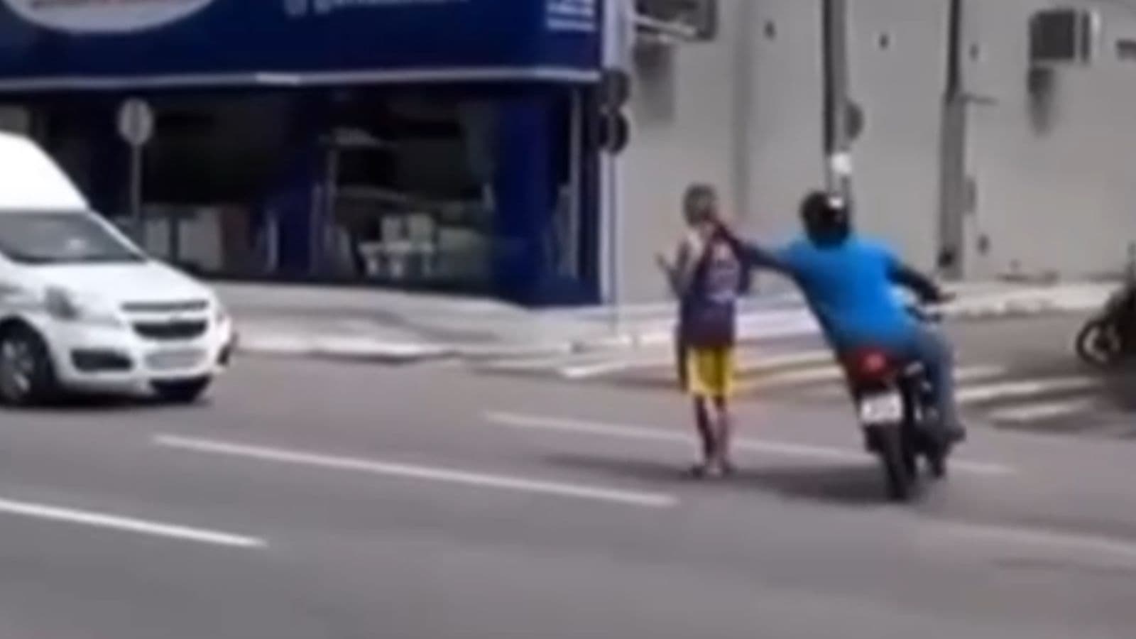 Motociclista mata “mosquito da dengue” na cabeça de homem no meio de avenida em Balneário Camboriú