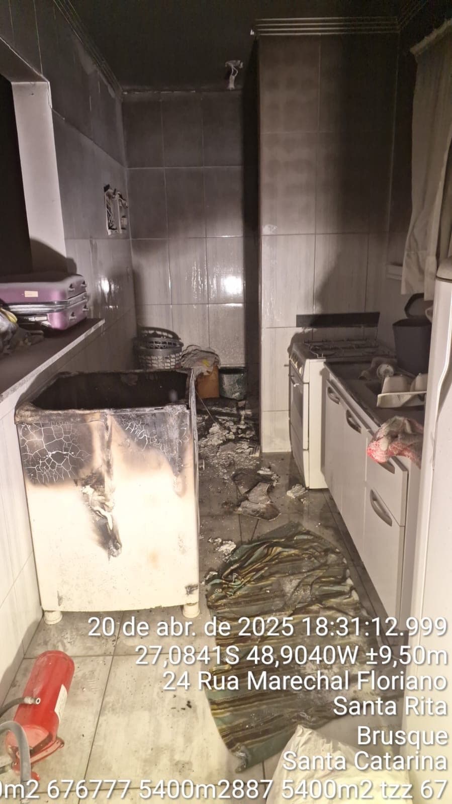 Incêndio em máquina de lavar atinge apartamento em Brusque e mobiliza bombeiros