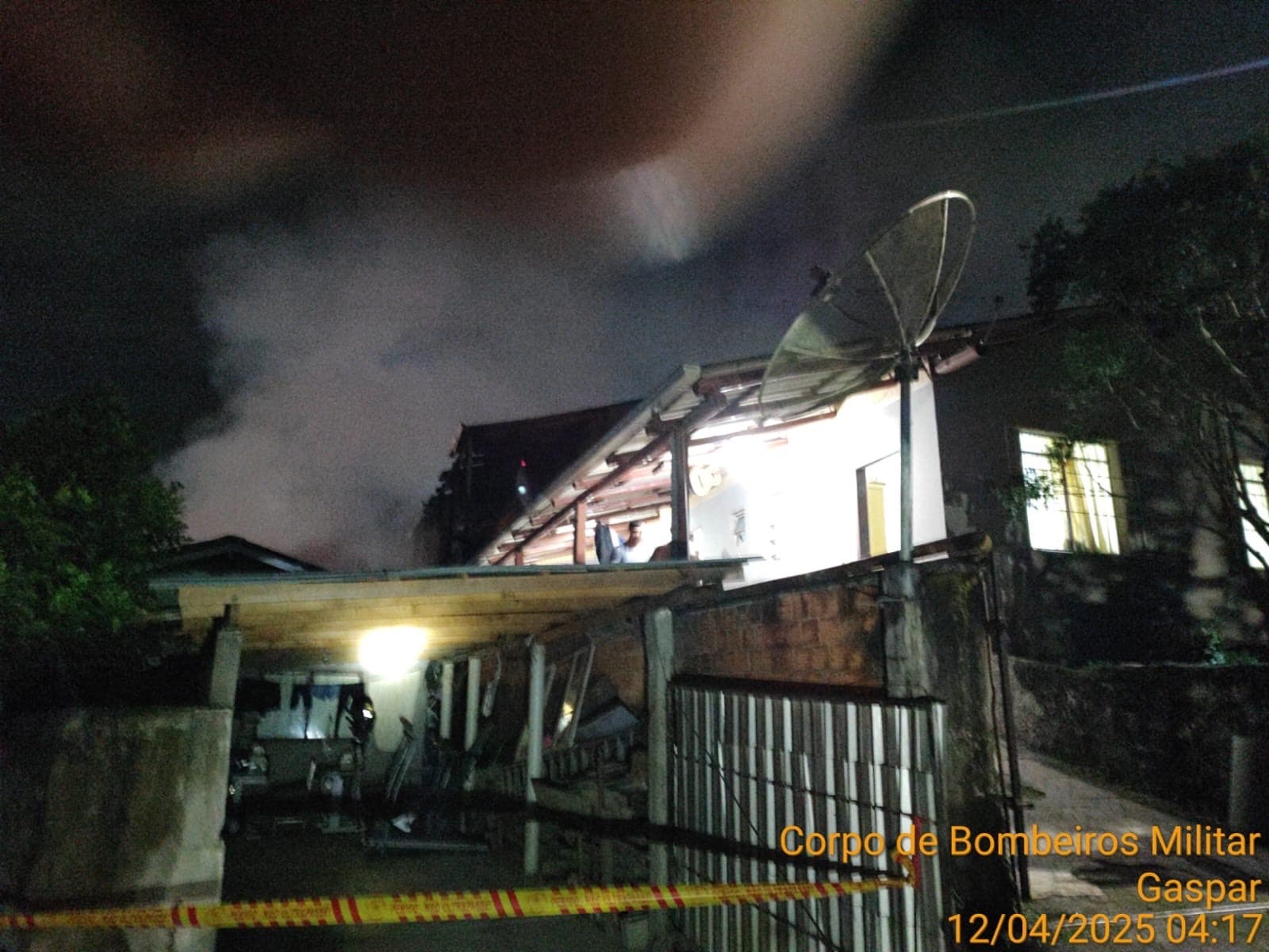 Casa é destruída por incêndio de madrugada em Gaspar e fogo quase atinge vizinhos