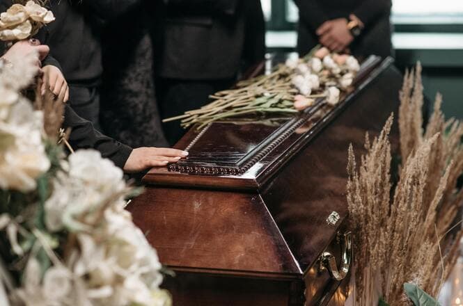 Funerária é condenada por serrar caixão durante sepultamento em SC