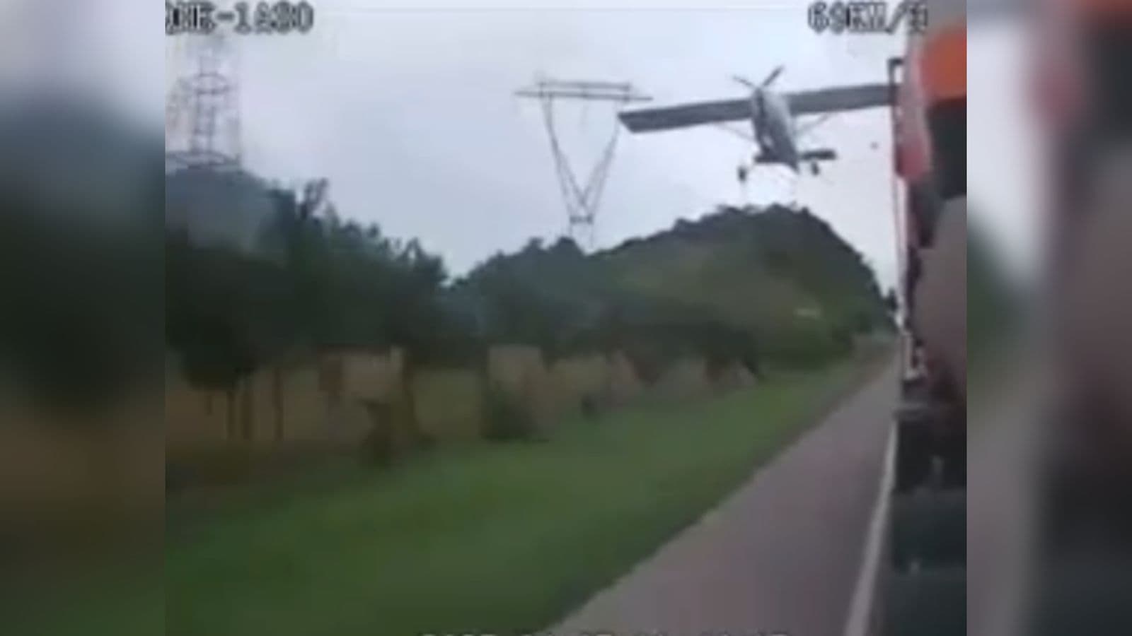 Vídeo registra ação rápida de caminhoneiro com carga inflamável ao ver avião pousando na BR-101