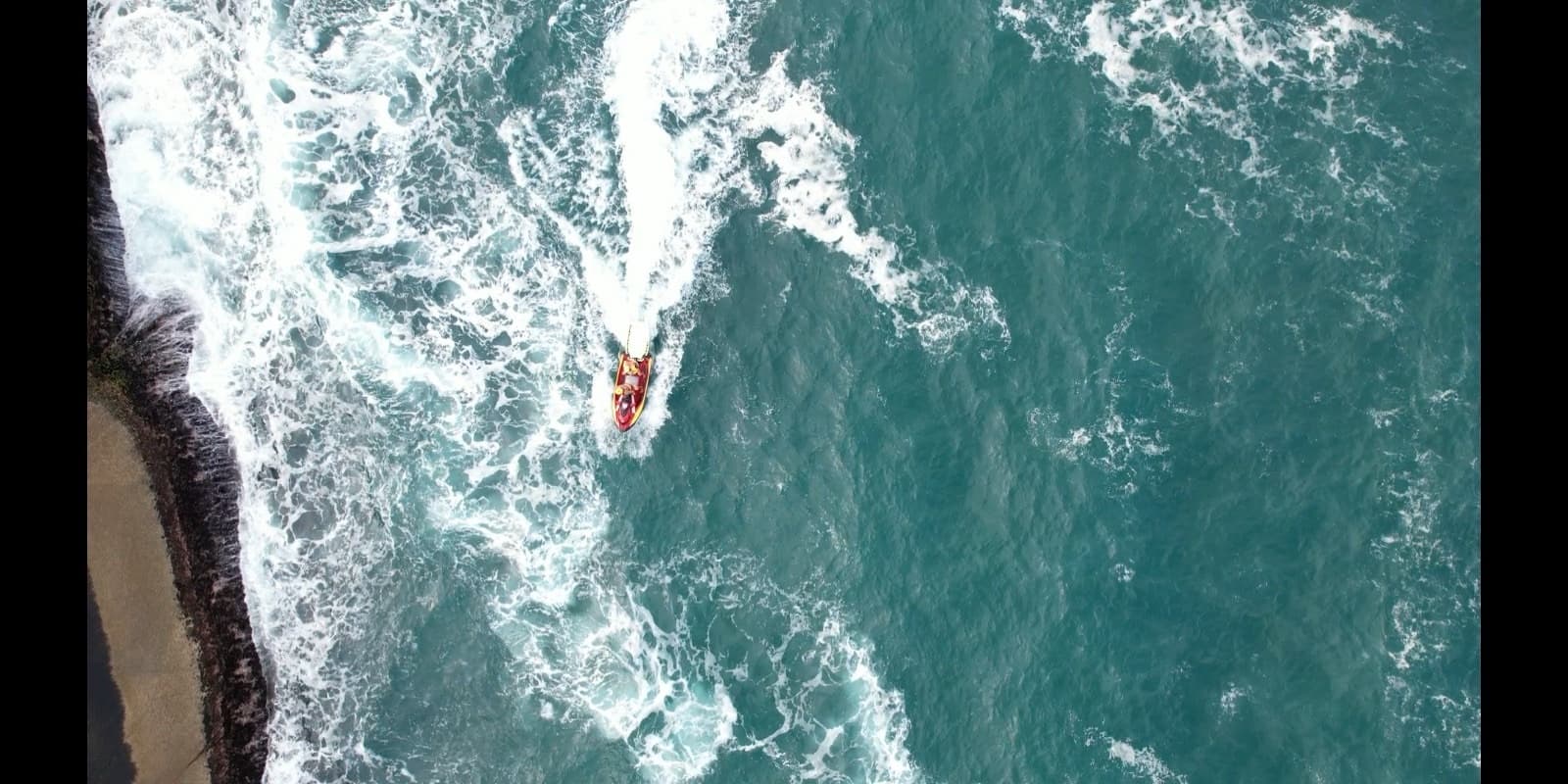 Homem desaparece após cair das pedras e submergir na Praia do Gravatá, em Florianópolis