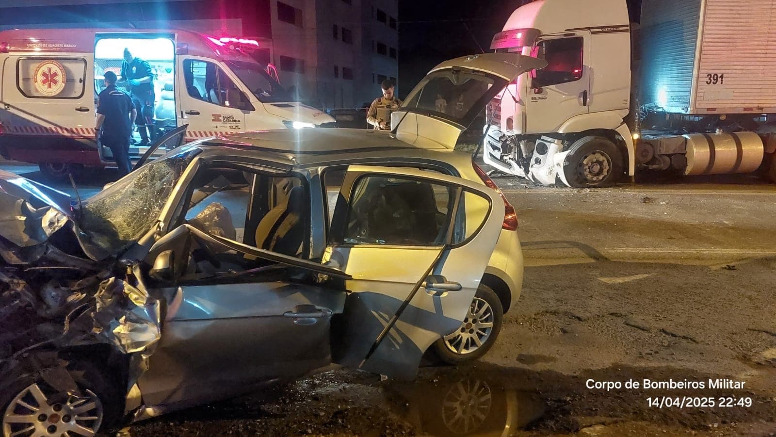 Idoso fica preso às ferragens após colisão brutal entre carro e caminhão em Blumenau