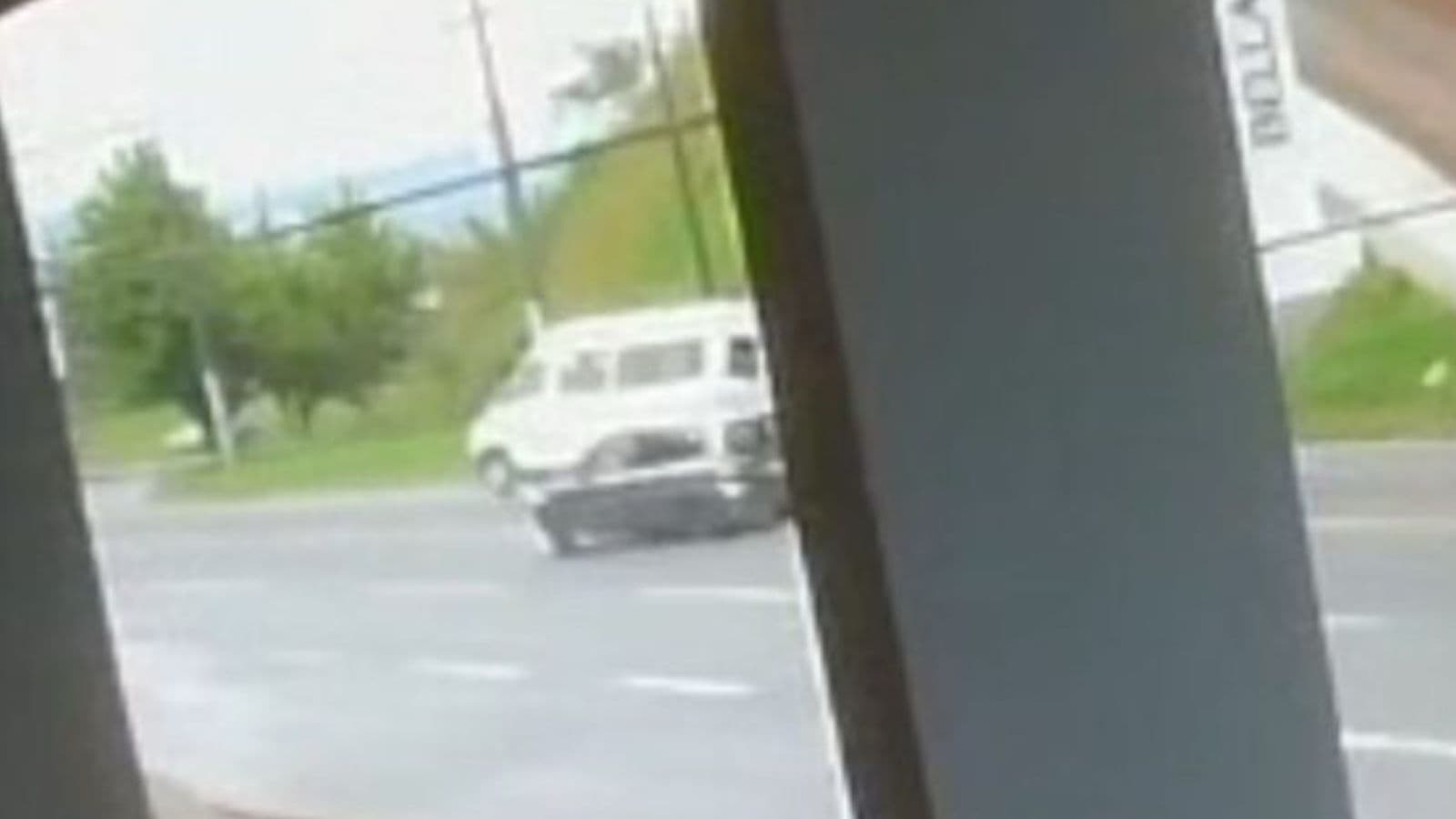 Carro faz van tombar com impacto de acidente em Santa Catarina