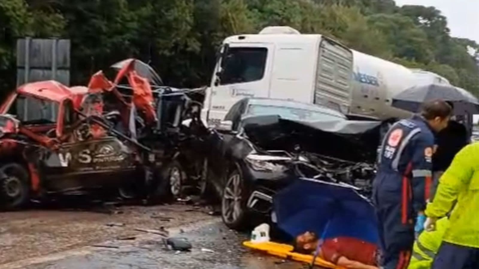 Grave acidente entre caminhões e carros deixa mortos e feridos na BR-116 em SC