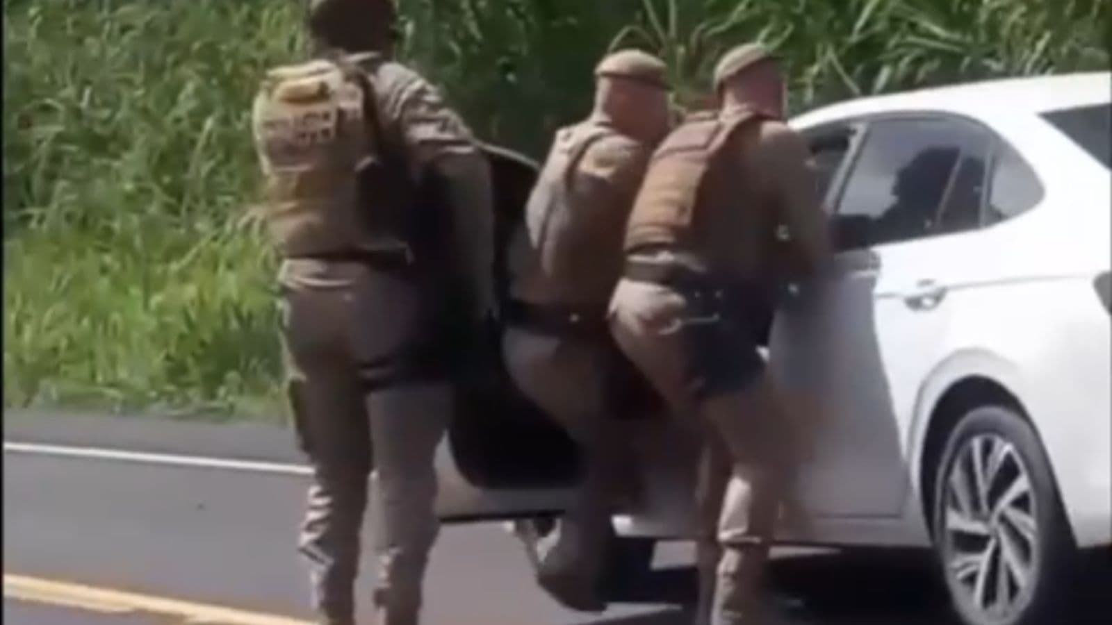 Motorista em surto para carro na BR-470 e mobiliza policiais em Santa Catarina