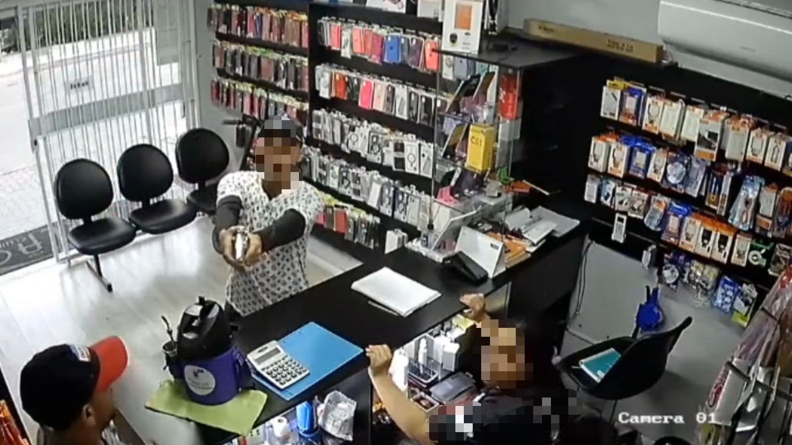 “Arma falhou”: Bandidos invadem loja armados e tentam matar comerciante que reagiu