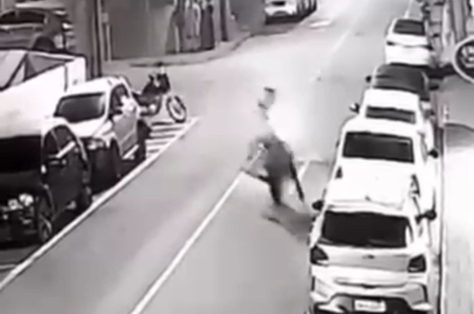 “Deixou prejuízo”: Motociclista bate em carro estacionado enquanto empinava moto em SC