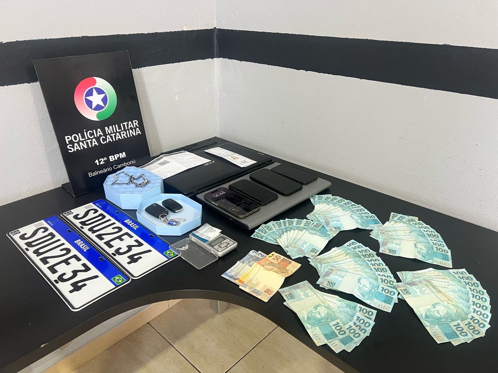 Homem com mandado de prisão é flagrado com carro furtado em BC